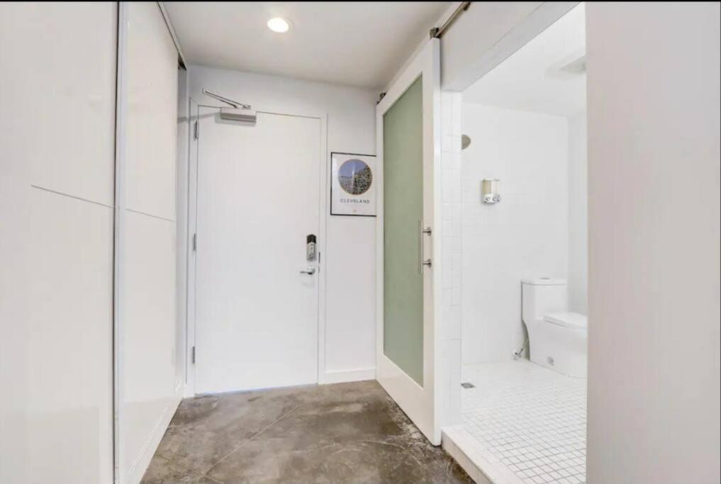 Kcm Mikros Smart Apartments 8 クリーブランド エクステリア 写真
