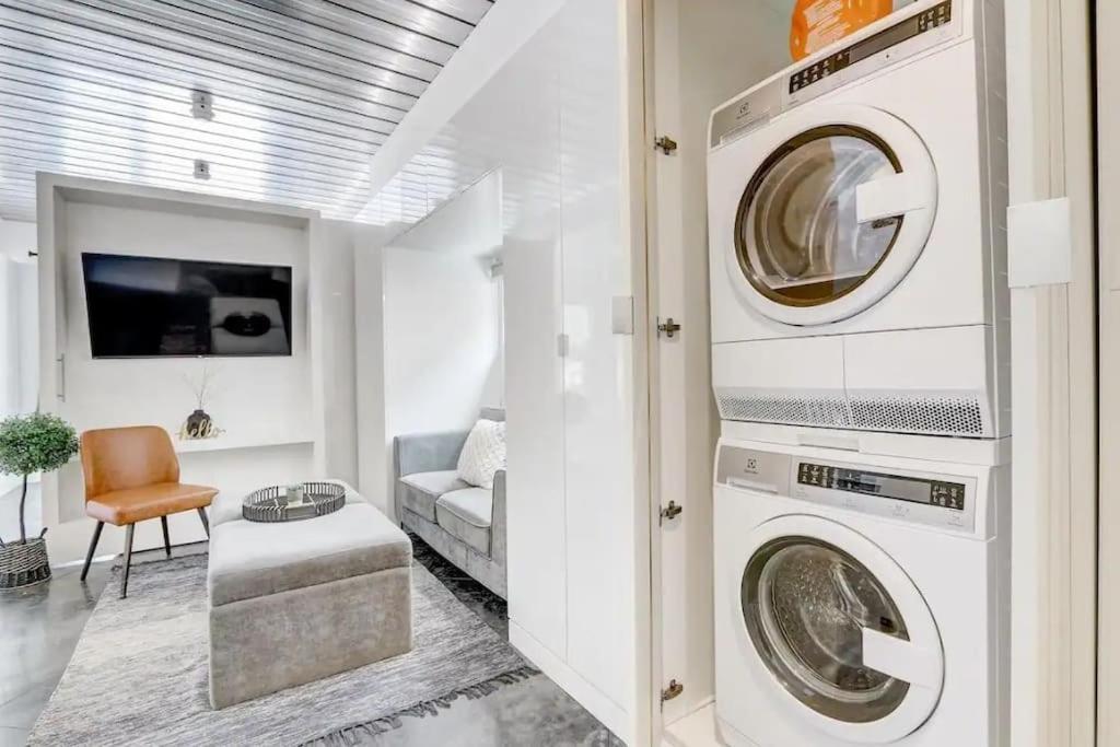 Kcm Mikros Smart Apartments 8 クリーブランド エクステリア 写真