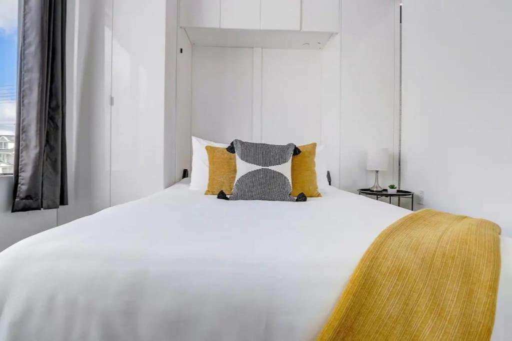 Kcm Mikros Smart Apartments 8 クリーブランド エクステリア 写真