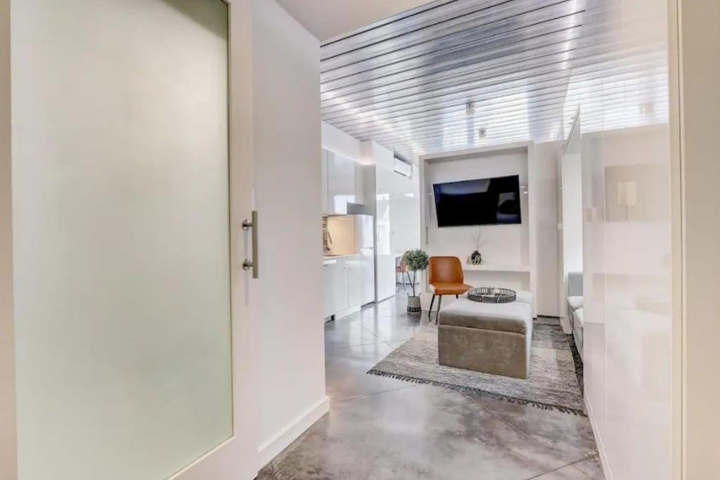 Kcm Mikros Smart Apartments 8 クリーブランド エクステリア 写真